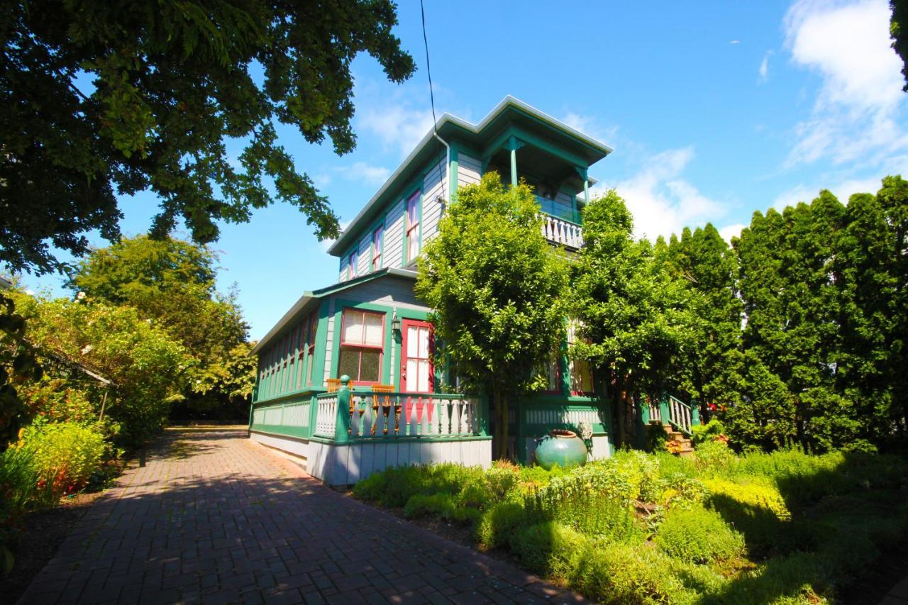 Spinnakers Gastro Brewpub & Guesthouses Виктория Экстерьер фото