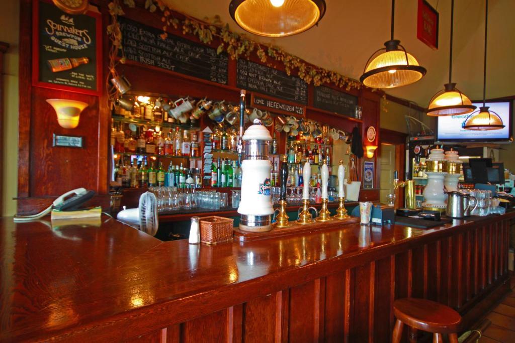 Spinnakers Gastro Brewpub & Guesthouses Виктория Экстерьер фото