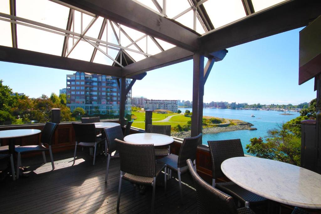 Spinnakers Gastro Brewpub & Guesthouses Виктория Экстерьер фото