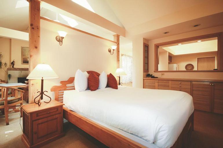Spinnakers Gastro Brewpub & Guesthouses Виктория Экстерьер фото