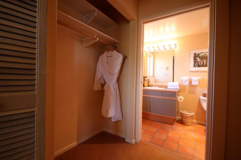 Spinnakers Gastro Brewpub & Guesthouses Виктория Номер фото
