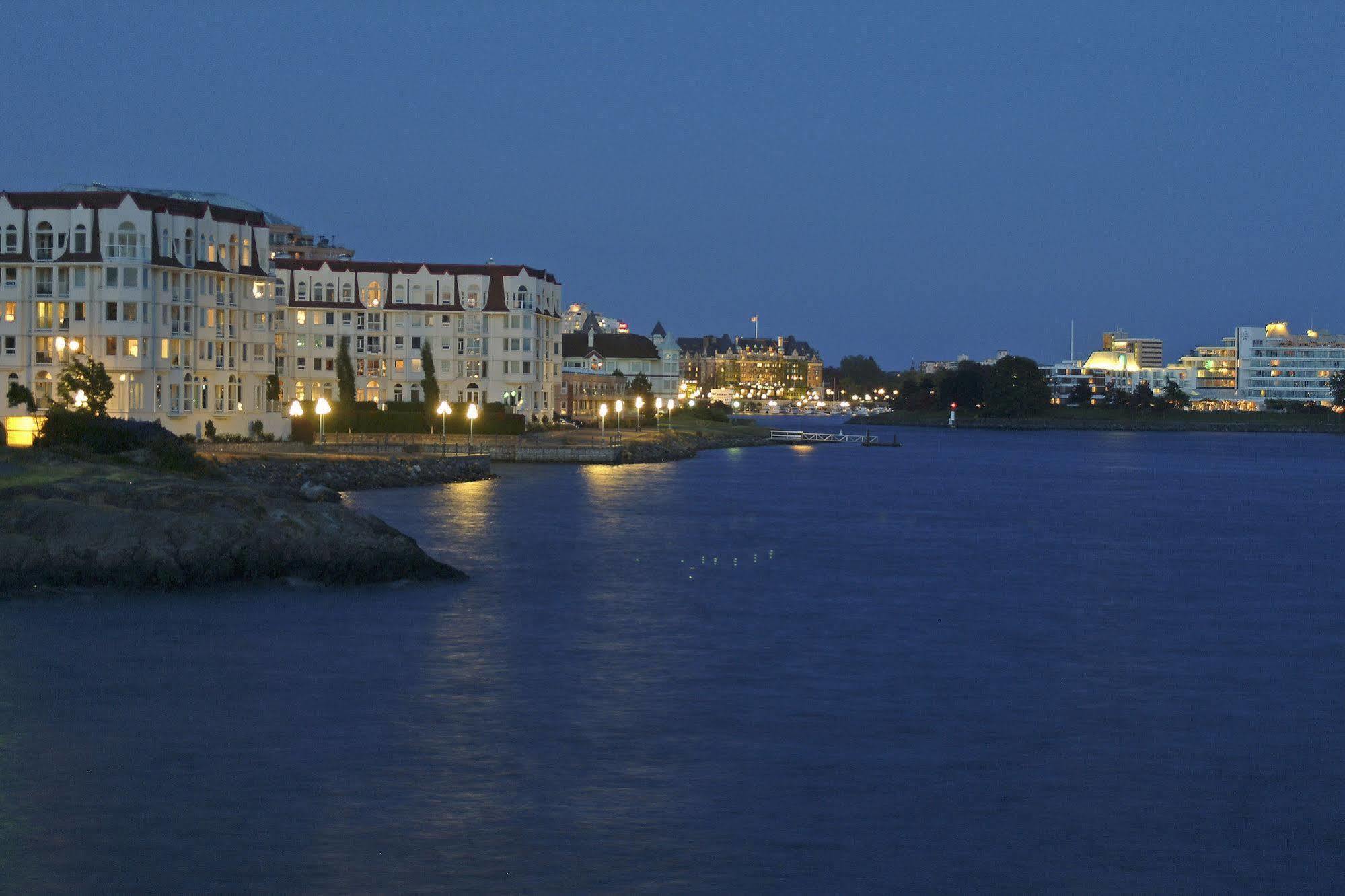 Spinnakers Gastro Brewpub & Guesthouses Виктория Экстерьер фото